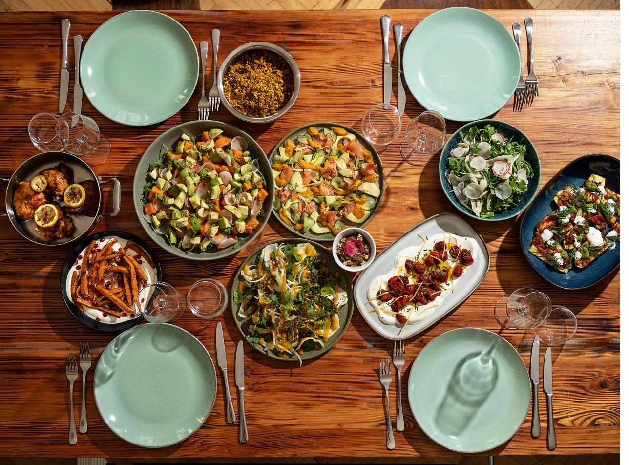 Buffet mit Beilagen und Salaten